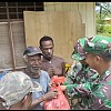 Dandim 1715/Yahukimo Serahkan Bantuan Sembako untuk Masyarakat di Kampung Samboga Dekai