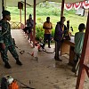 Gotong Royong Babinsa Okbibab dan Warga Bersihkan Kantor Distrik