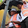 Gubernur Waterpauw dan Bupati Indou Jadi Operator Excavator Pembongkaran Pasar