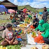 Persit 1714/Pj  Borong Sayur Mama mama Papua di Pasar Nagalome Puncak Jaya