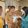 Pj Gubernur Papua dan Ketua TP PKK Kunjungi Bayi Stunting di Doyo Kabupaten Jayapura
