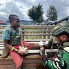 Satgas Mobile Yonif 509 Kostrad Obati Seorang Anak yang Terluka di Intan Jaya