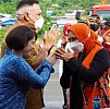 Penyematan Mahkota dan Injak Piring Warnai Kedatangan Ketua Umum Tim Penggerak PKK Tri Suswati Tito Karnavian 