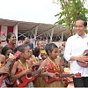 Presiden Joko Widodo Bermain Ukulele Dengan Para Pelajar Papua