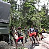 Truk Pengangkut Bahan Bangunan Mogok, Warga Kampung Kibay Gotong Royong Membantu
