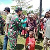 Telusuri  Perkampungan di Pegunungan Bintang, TNI Polri Bagikan Sembako dan Nasi Bungkus 