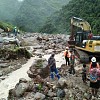 Karya Bhakti TNI, Perbaiki Jalan Pasca Banjir dan Longsor di Area Freeport