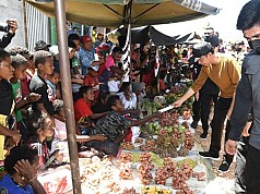 Kunjungi Pasar Youtefa Lama, Presiden Sapa Pedagang dan Bagikan Bansos  