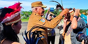 Tiba di Manokwari, Gubernur Waterpauw Sematkan Topi Khas Papua Kepada Gubernur BI