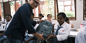 Telkomsel Berikan Bantuan Peralatan Sekolah dan Perangkat Telkomsel Orbit ke Sekolah Rakyat di Papua Telkomsel Berikan Bantuan Peralatan Sekolah dan Perangkat Telkomsel Orbit ke Sekolah Rakyat di Papua