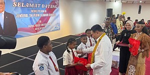 Kunjungi PYCH, Menko Polkam dan Kepala BIN Serahkan Tali Asih untuk Pelajar dan Tokoh Adat Kunjungi PYCH, Menko Polkam dan Kepala BIN Serahkan Tali Asih untuk Pelajar dan Tokoh Adat