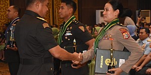 Kompol Dian Novita Pietersz Ukir Sejarah Sebagai Polwan Pertama Berprestasi di Sesko AD Kompol Dian Novita Pietersz Ukir Sejarah Sebagai Polwan Pertama Berprestasi di Sesko AD