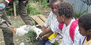 Personel Satgas Ops Damai Cartenz Sektor Intan Jaya Laksanakan Pengobatan dan Bagikan Susu untuk Anak-Anak Papua Personel Satgas Ops Damai Cartenz Sektor Intan Jaya Laksanakan Pengobatan dan Bagikan Susu untuk Anak-Anak Papua