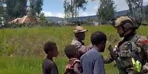 Satgas Damai Cartenz dan Polres Paniai Lakukan Patroli Humanis serta Baksos di Distrik Bibida Satgas Damai Cartenz dan Polres Paniai Lakukan Patroli Humanis serta Baksos di Distrik Bibida