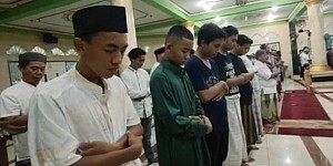 Tidak Menunggu Sidang Isbat, Umat Muslim di Jayapura Gelar Salat Tarawih Pertama