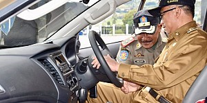 Pj Bupati Puncak Jaya Serahkan Kendaraan Dinas Operasional Satpol PP