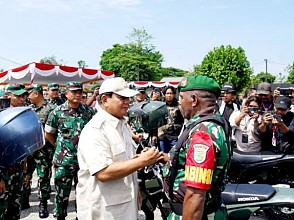 Kunker ke Timika, Menhan Prabowo Bagikan Sepeda Motor untuk Prajurit TNI Polri