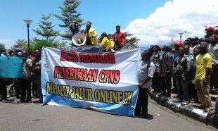 Tolak CPNS Jalur Online di Papua, Mahasiswa Demo di Kantor Gubernur Papua Barat