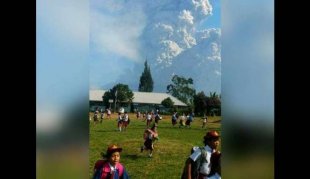Detik-detik Letusan Gunung Sinabung yang Mirip Bom