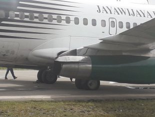 Hendak Landing Pesawat Cargo Jayawijaya Pecah Ban