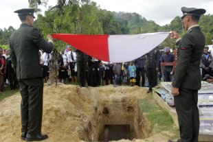 Isak Haru Pemakaman Anggota TNI Yang Meninggal Dalam Kontak Tembak di Tembagapura
