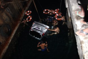 Terperosok Kedalam Laut Pelabuhan Jayapura, Satu Keluarga Tewas Terjebak Dalam Mobil