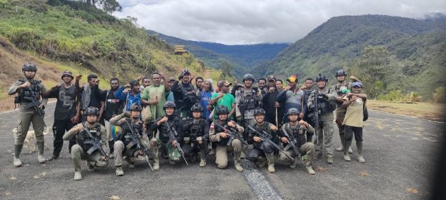 Sinergitas TNI Polri dan Pemkab Pegubin Wujudkan Keinginan Warga Kiwirok Kembali ke Kampung Halamannya 