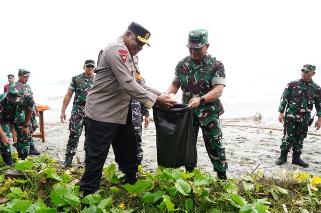 Kodam Cenderawasih Gelar Aksi Penanaman Pohon Kelapa dan Bersih Sampah di Pantai Holtekamp Jayapura